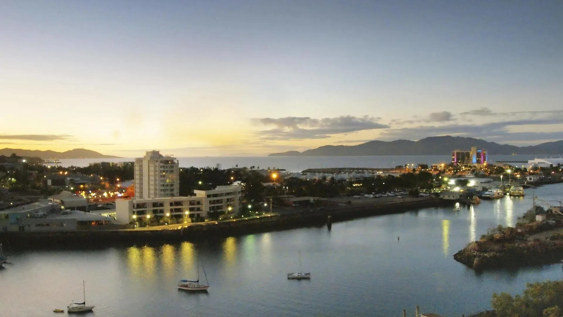 Oaks Townsville Metropole Hotel 4*,